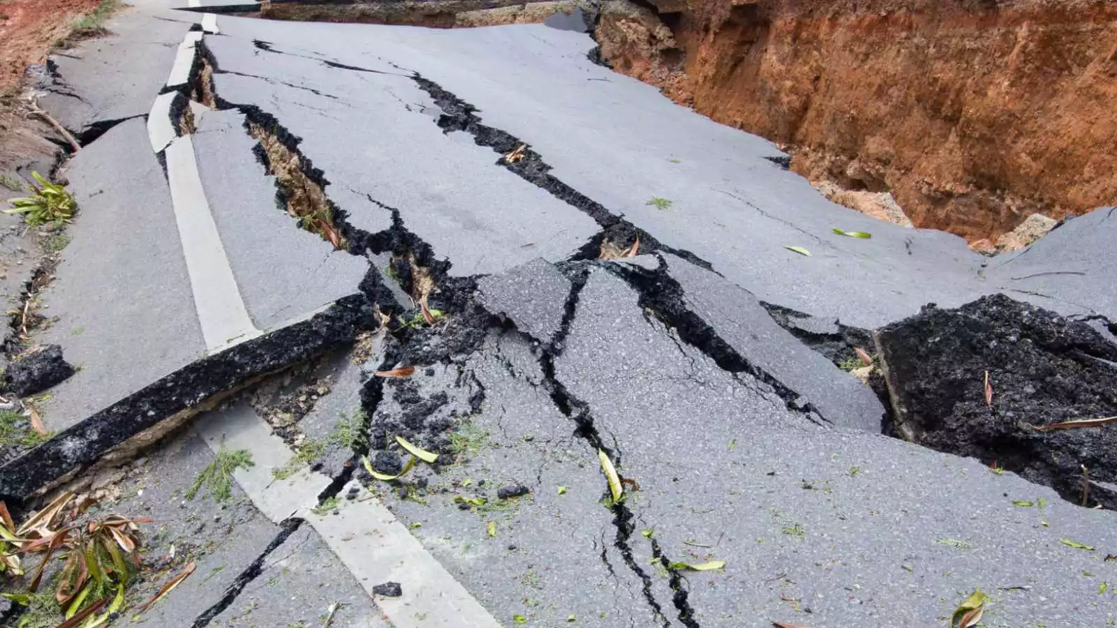 Carretera destruida por un terremoto