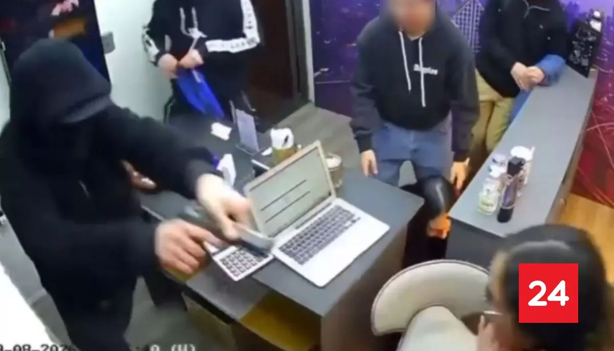 VIDEO | Delincuentes cometieron millonario robo en apenas 20 segundos a perfumería en Curanilahue