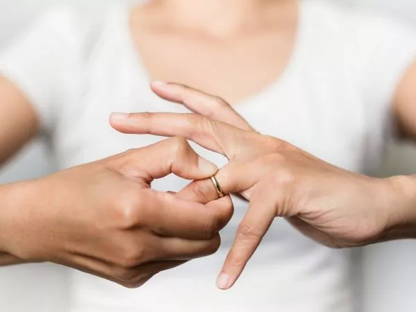 Mujer quitándose un anillo