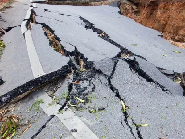 Carretera destruida por un terremoto