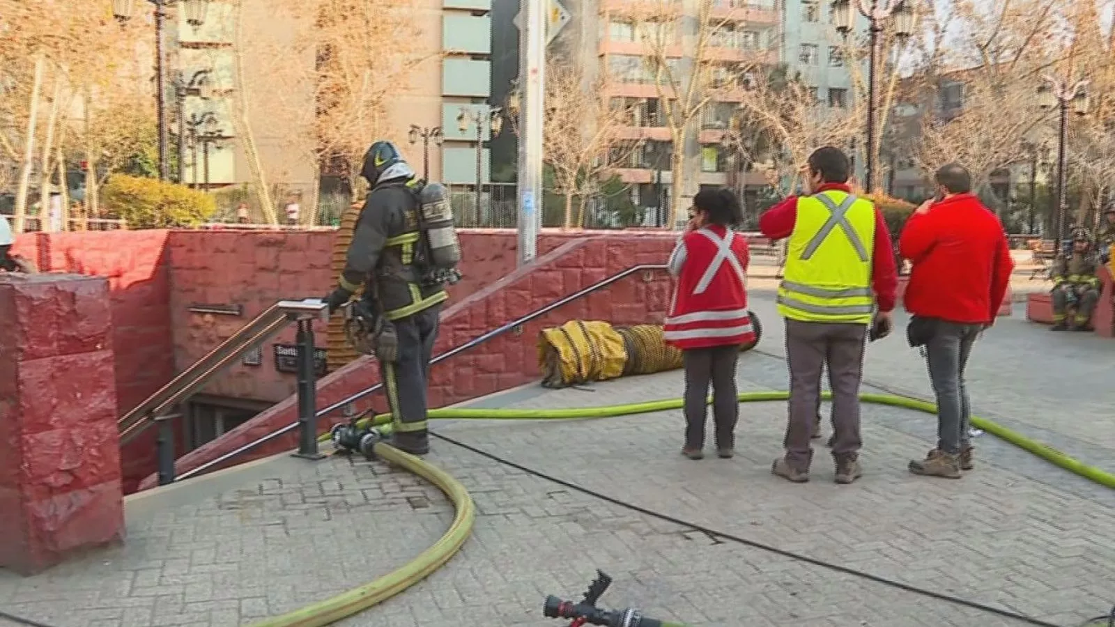 Evacuan estación Santa Ana en Metro por fuego en escalera mecánica