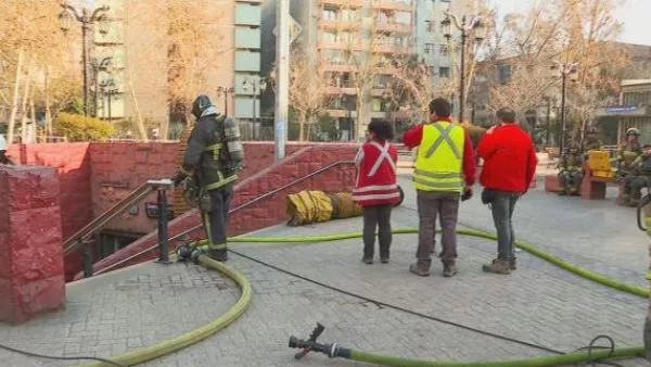 Evacuan estación Santa Ana en Metro por fuego en escalera mecánica