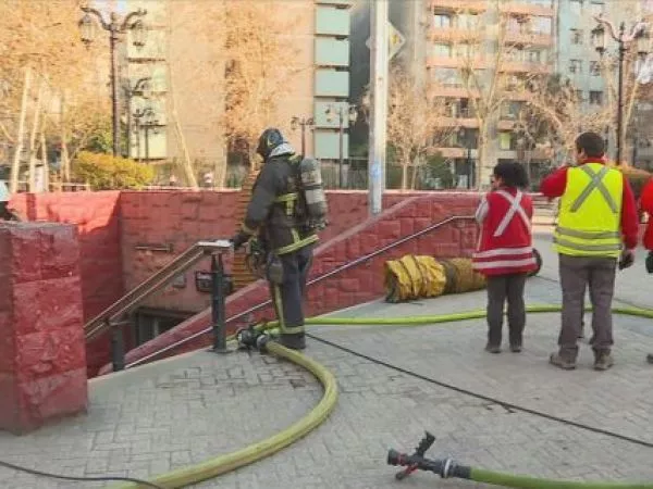 Evacuan estación Santa Ana en Metro por fuego en escalera mecánica