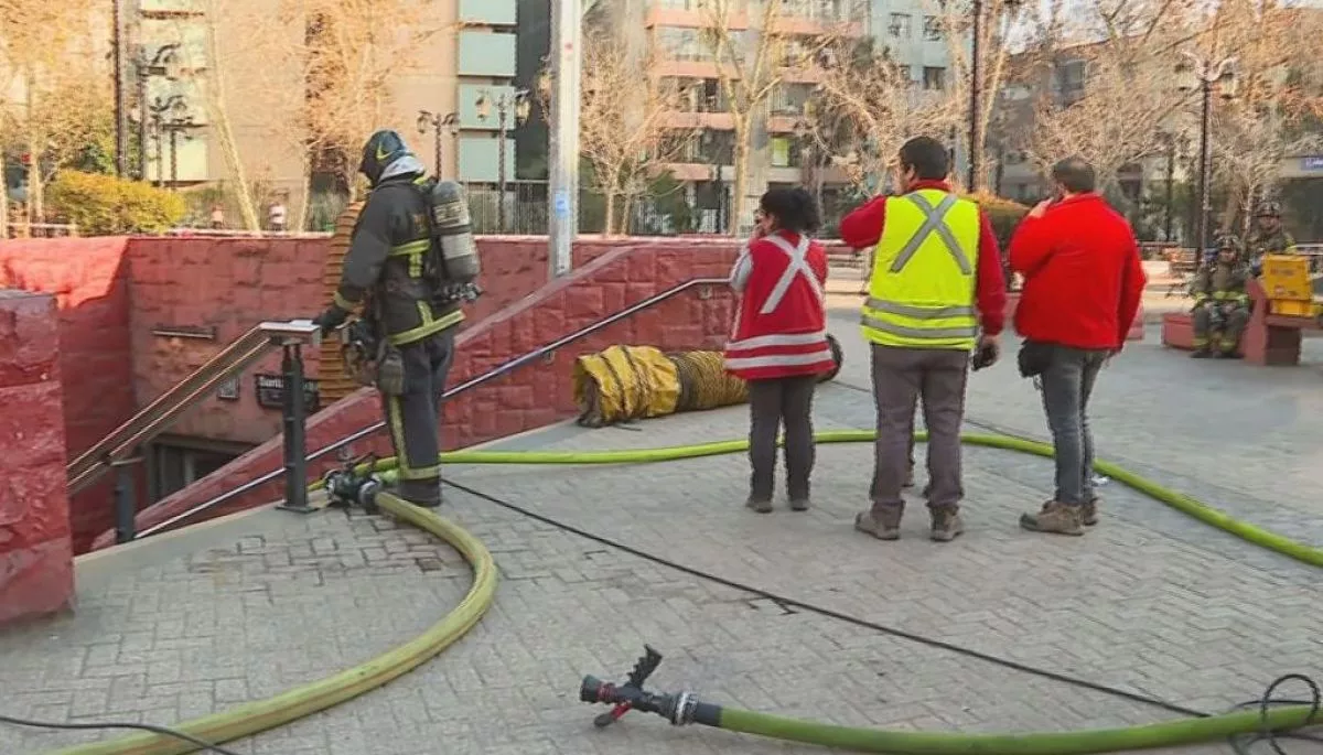 Bomberos controlan incendio en estación Santa Ana y Metro restablece servicio completo