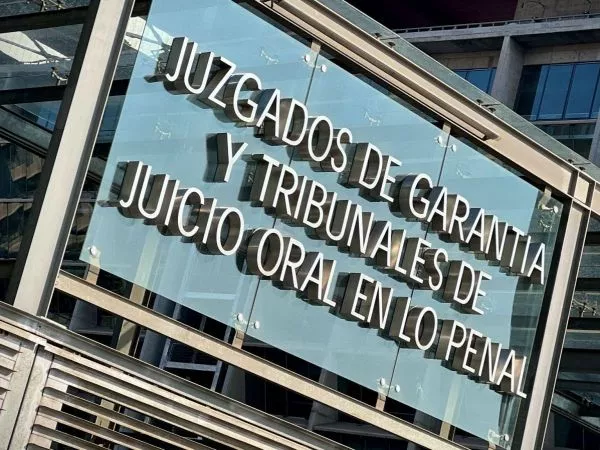 Funcionario del 3° TOP de Santiago fue detenido por filtrar información a organizaciones criminales