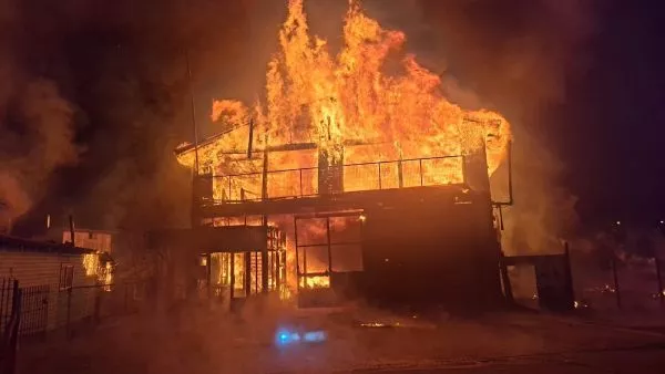 Gran incendio destruye cuartel de bomberos, viviendas y locales en Los Lagos