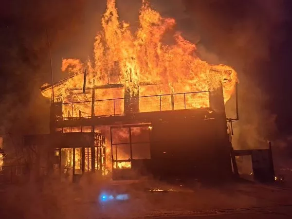 Gran incendio destruye cuartel de bomberos, viviendas y locales en Los Lagos