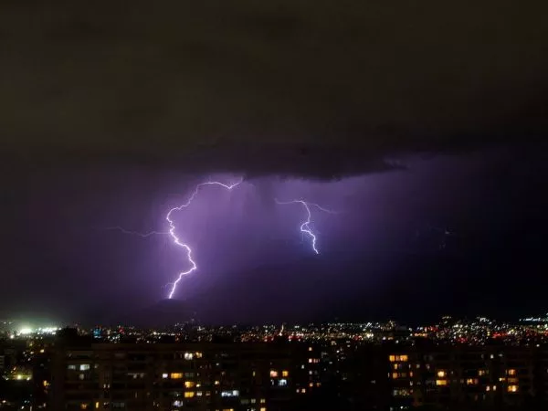 Dirección Meteorológica emite aviso por tormentas eléctricas en 9 regiones del país