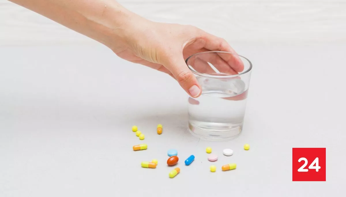 ¿Agua, café, leche o jugo? Experta advierte con qué se deben tomar los remedios