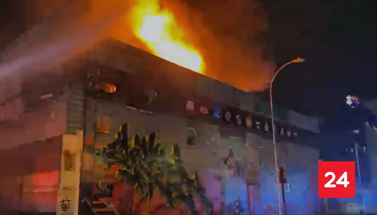 Voraz incendio afecta recinto con locales comerciales en pleno centro de Santiago