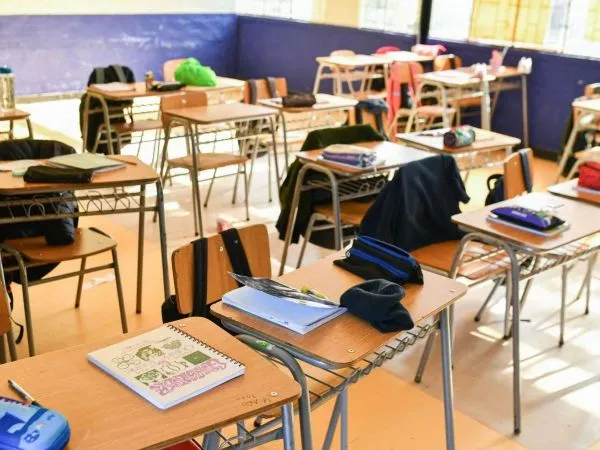Chile retrocede en prueba PISA: estudiantes bajan sus resultados en Lectura y Matemática