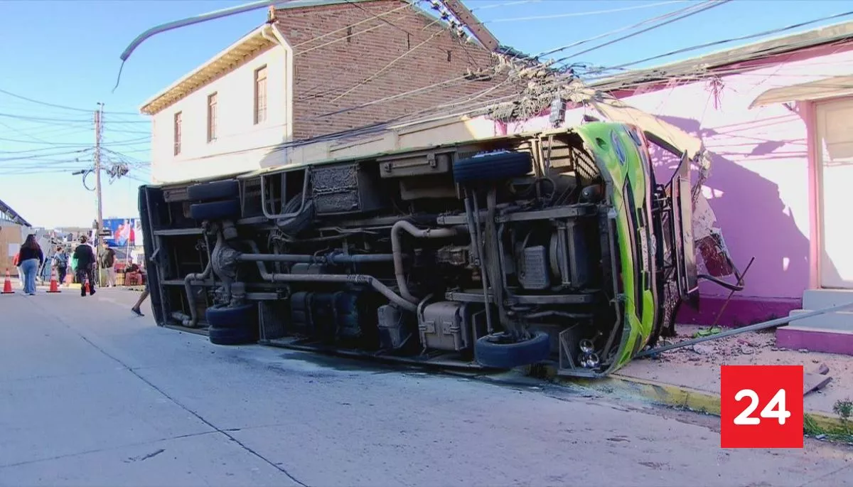 Microbús volcó en Cerro El Toro de Valparaíso: accidente dejó ocho lesionados y corte de luz