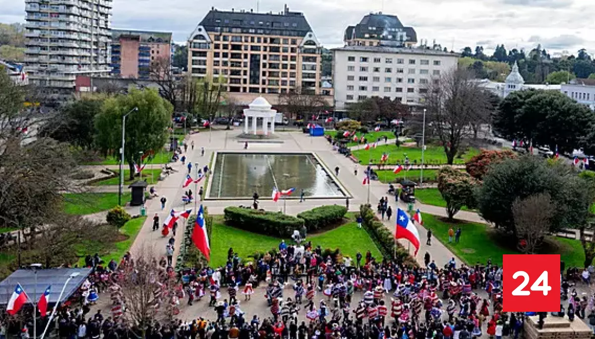 VIDEO: Plaza de Armas de Osorno se viste de blanco, azul y rojo para celebrar las Fiestas Patrias