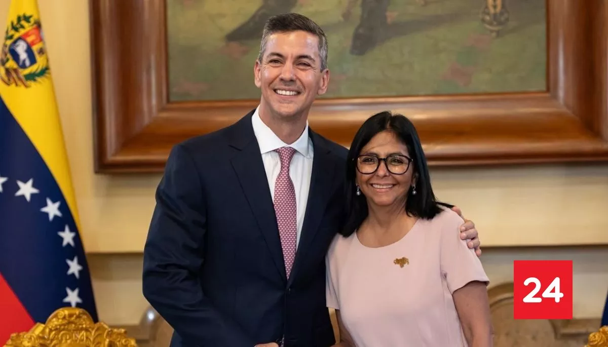 Delcy Rodríguez recibe en Caracas al presidente de Paraguay para avanzar en la "normalización" de relaciones