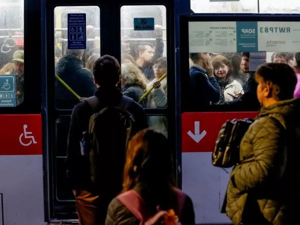 Tres funcionarios por bus: lanzan plan piloto con 90 agentes antievasión en el transporte público
