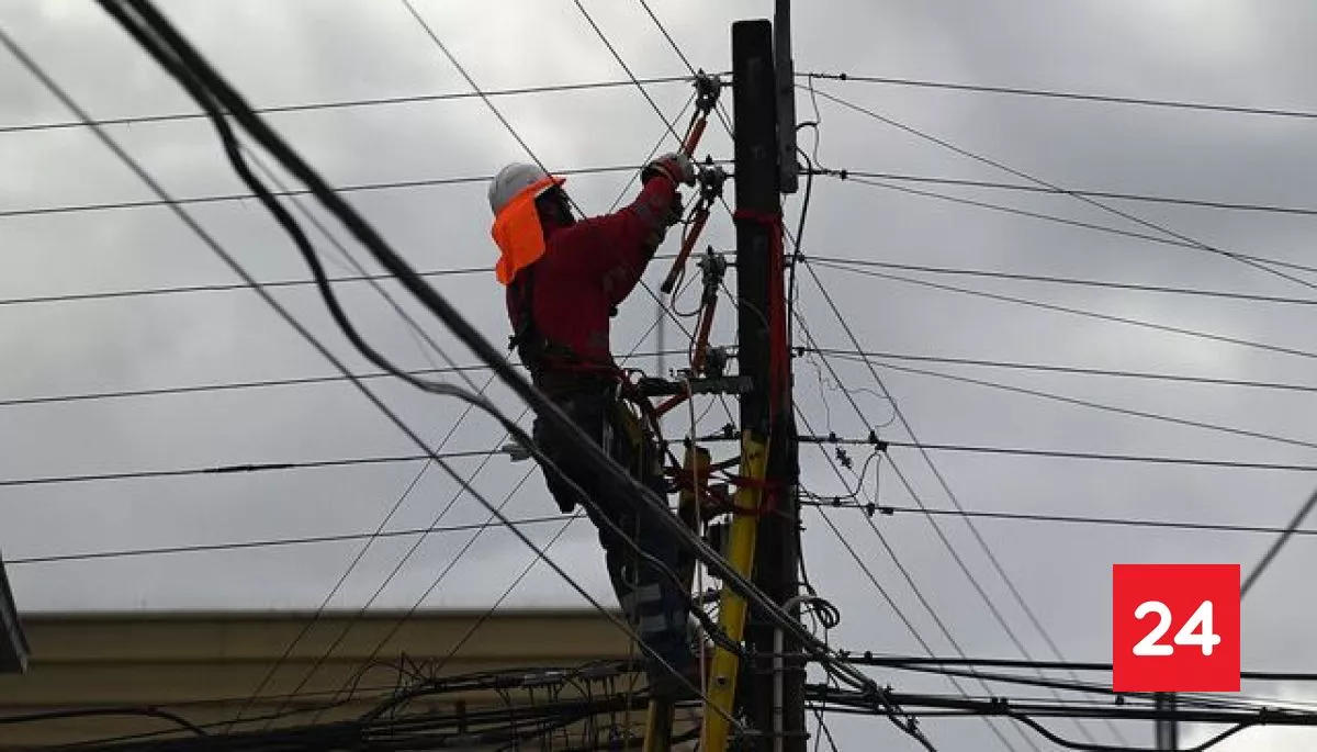 Nueve comunas de Santiago tendrán cortes de electricidad este lunes: revisa los sectores afectados