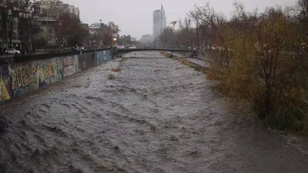 Hombre saltó al río Mapocho para huir de Carabineros tras robo con intimidación