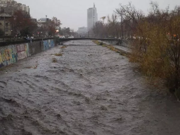 Hombre saltó al río Mapocho para huir de Carabineros tras robo con intimidación