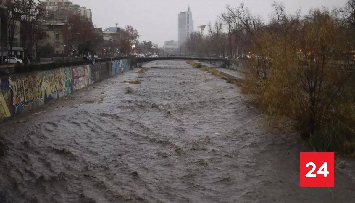 Hombre saltó al río Mapocho para huir de Carabineros tras robo con intimidación