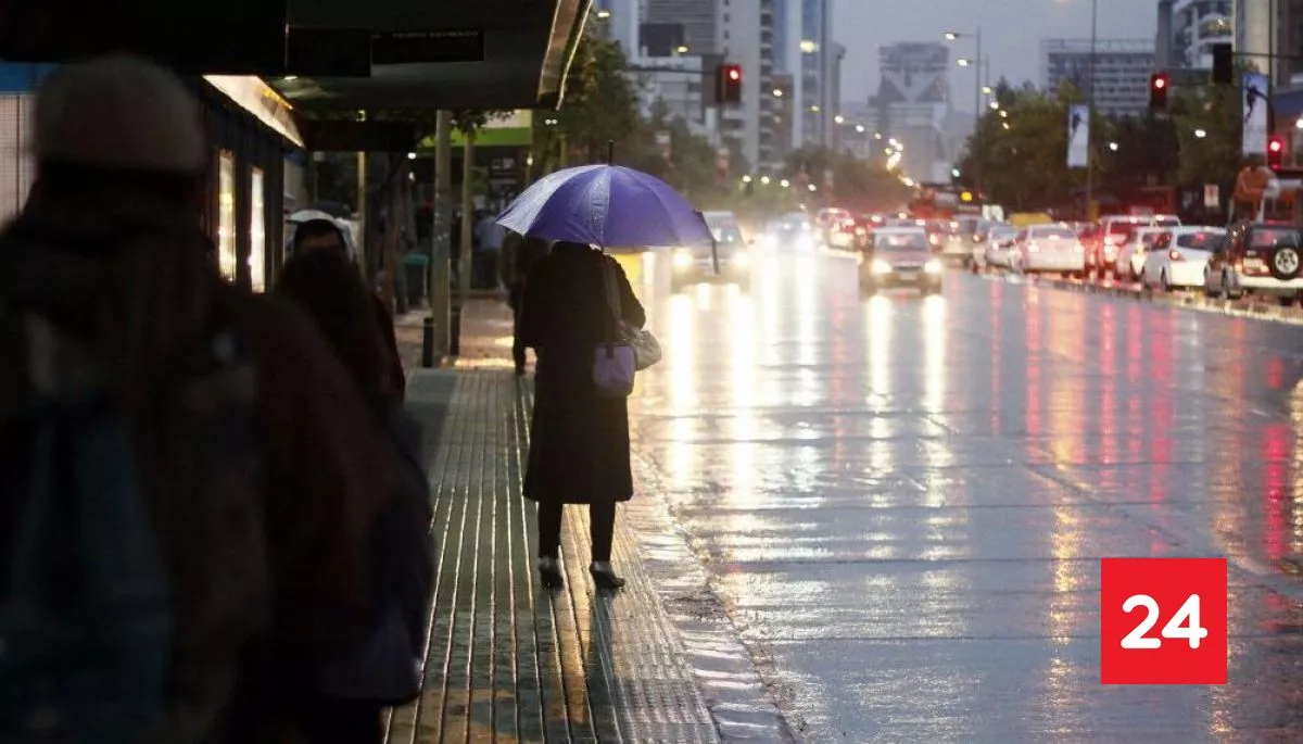 Vientos, chubascos y tormentas eléctricas para la región Metropolitana: los nuevos avisos de la DMC
