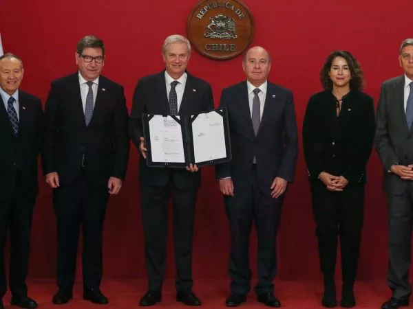 Kast anuncia extensión de bonos a taxistas, transportistas escolares y pescadores