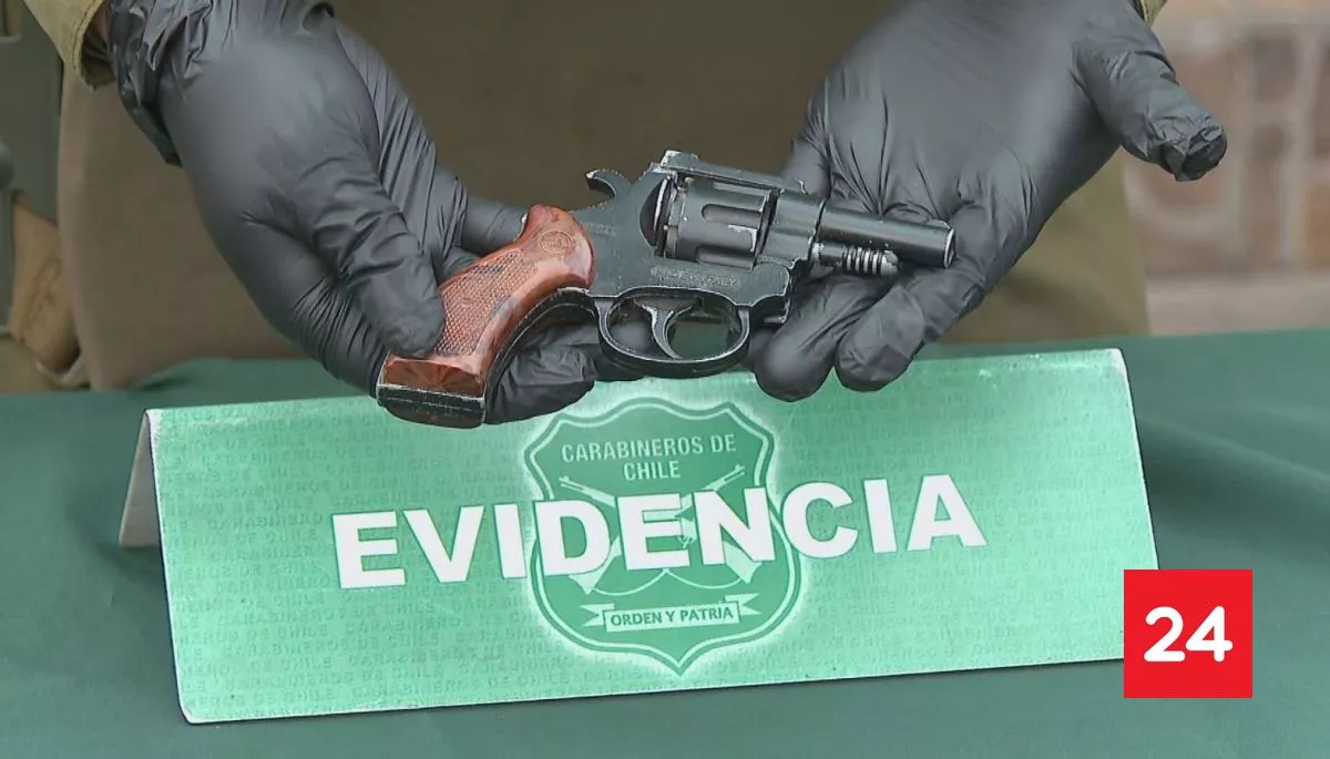 Detienen a adolescente por porte de arma a fogueo en la población Las Dunas de Lo Espejo