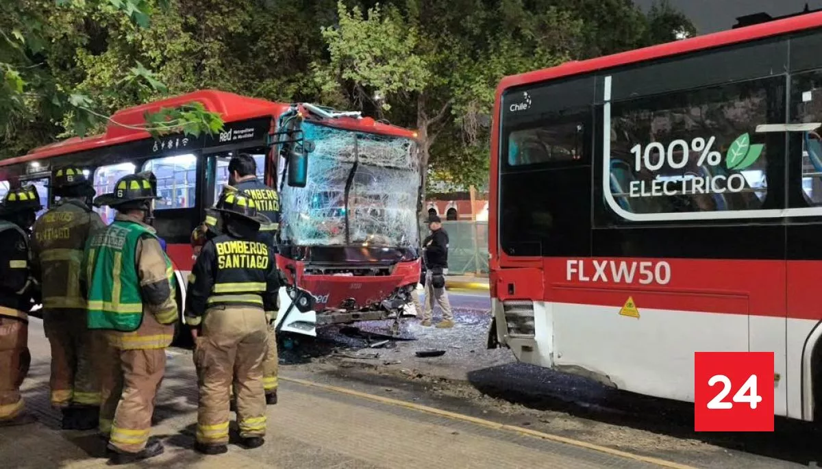 Choque de micros genera gran congestión en plena Alameda de Santiago