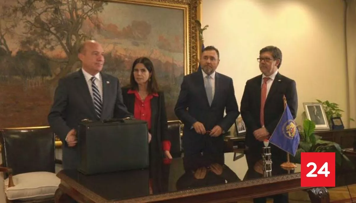 En un maletín con candados: Ministro Quiroz ingresa proyecto de Ley de Presupuesto 2027 al Congreso