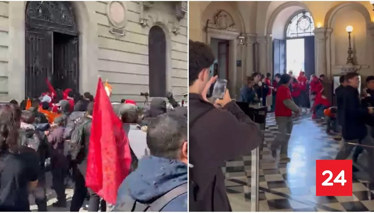 Agresión a estudiantes de la PUC y disturbios marcan marcha tras paro nacional de la Confech