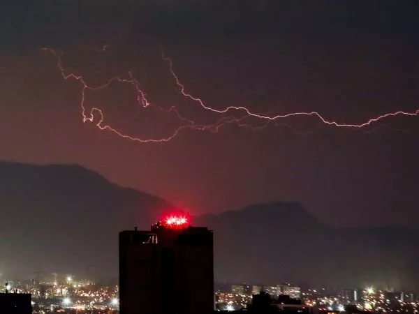 Tormentas eléctricas en Santiago: a qué hora comenzarían las lluvias este viernes