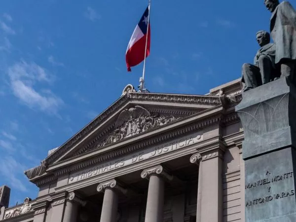 Corte Suprema remueve a 4 jueces por viajar al extranjero con licencia médica