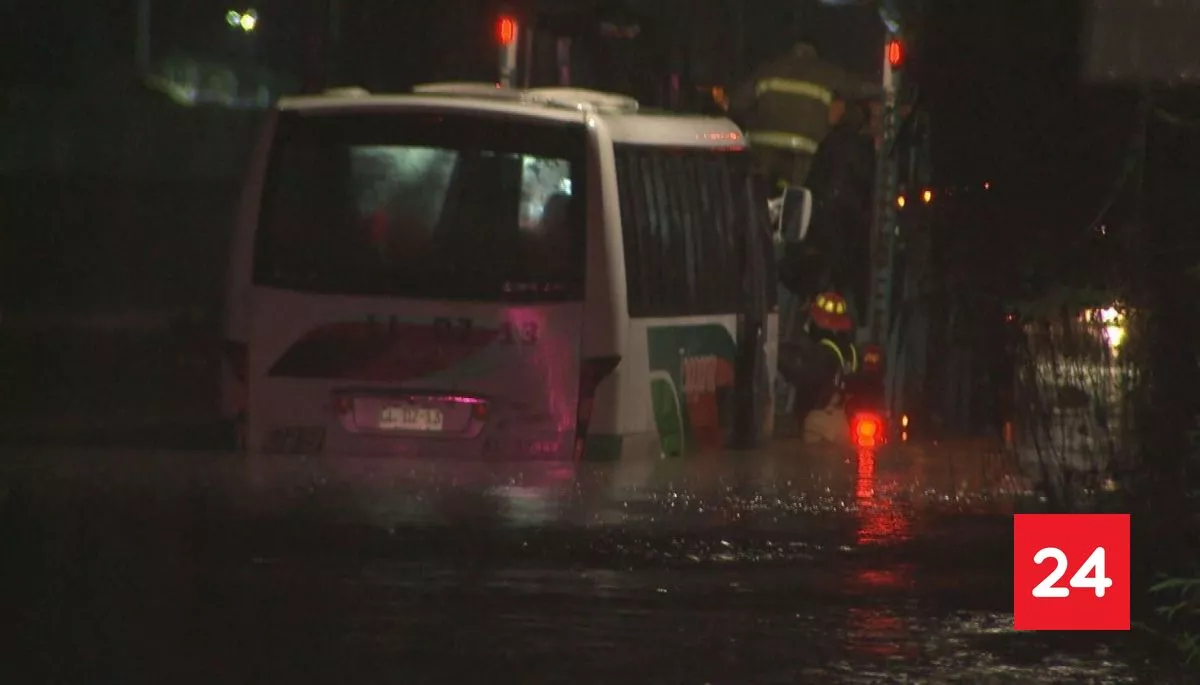Bomberos rescatan a cerca de 40 pasajeros atrapados al interior de un bus en San Bernardo