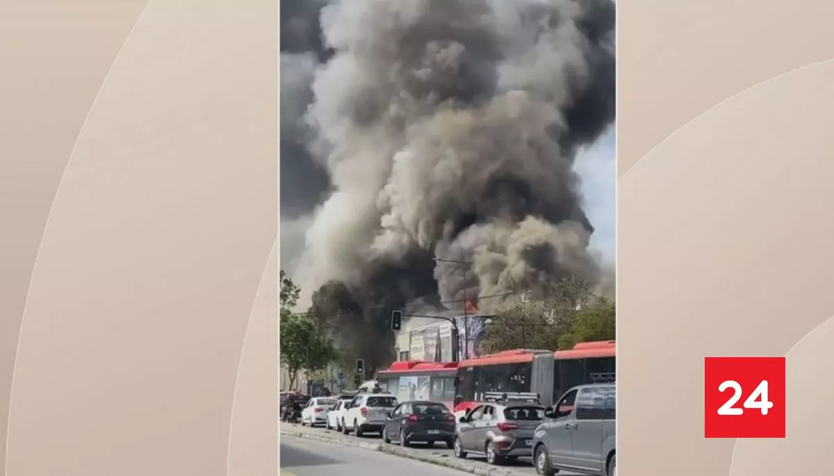 Se incendia el Teatro Municipal de Maipú: Declaran tercera alarma