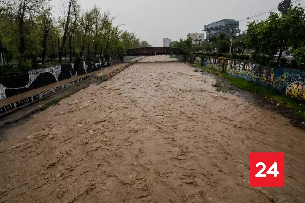 Desborde del río Mapocho obliga a evacuar campamentos en Talagante
