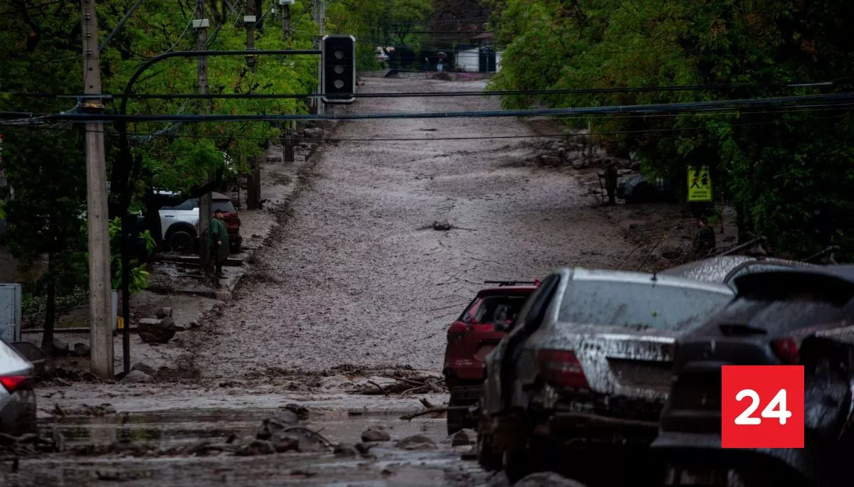 Desde las alturas: Alcaldesa de Las Condes sobrevuela zona afectada por aluvión