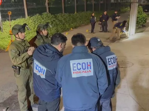 Personal de la Fiscalía, Carabineros y la PDI realizan peritajes tras homicidio en Cerro Navia.