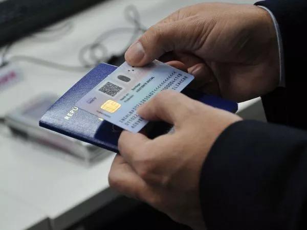 Carnet de identidad sostenido por una persona