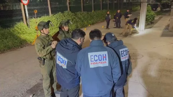 Personal de la Fiscalía, Carabineros y la PDI realizan peritajes tras homicidio en Cerro Navia.