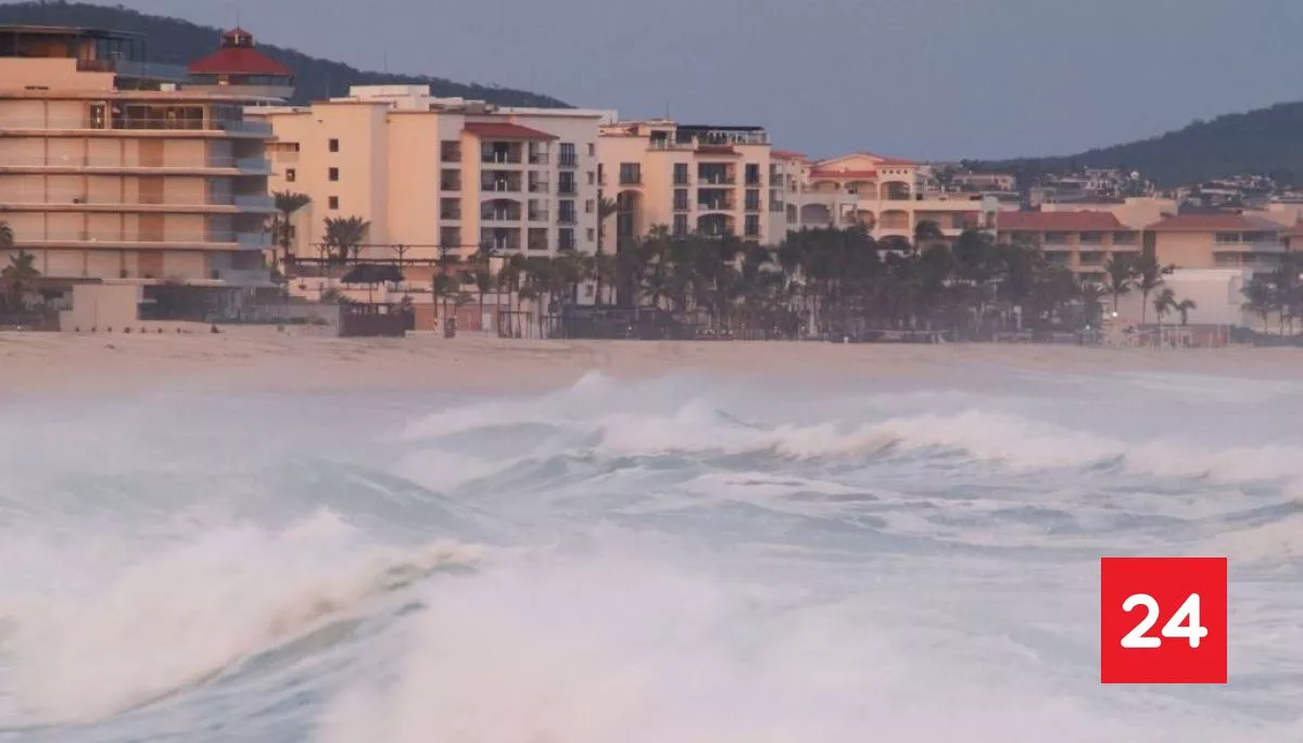 Huracán 'Simon' alcanza la categoría 4 y amenaza con lluvias extremas la costa suroeste de México