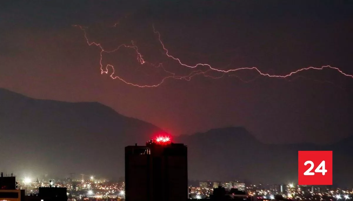 Emiten aviso por tormentas eléctricas en 8 regiones: se esperan granizos y fuertes rachas de vientos