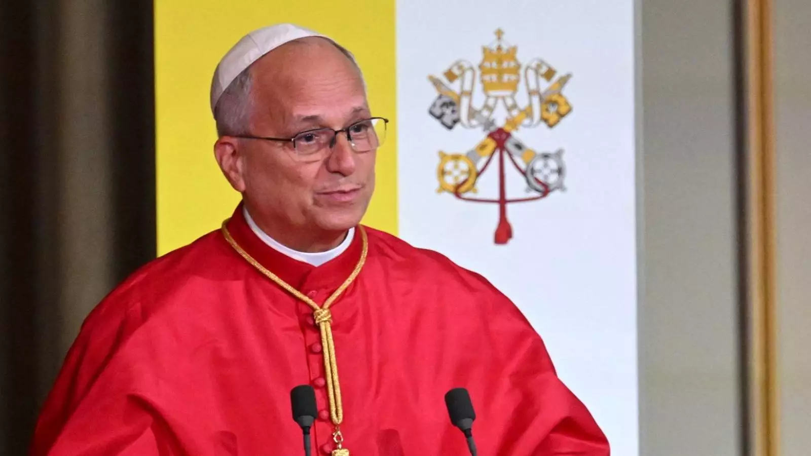 El papa León XIV habla durante la reunión con las autoridades, la sociedad civil y el cuerpo diplomático en el Palacio del Elíseo, París, Francia,