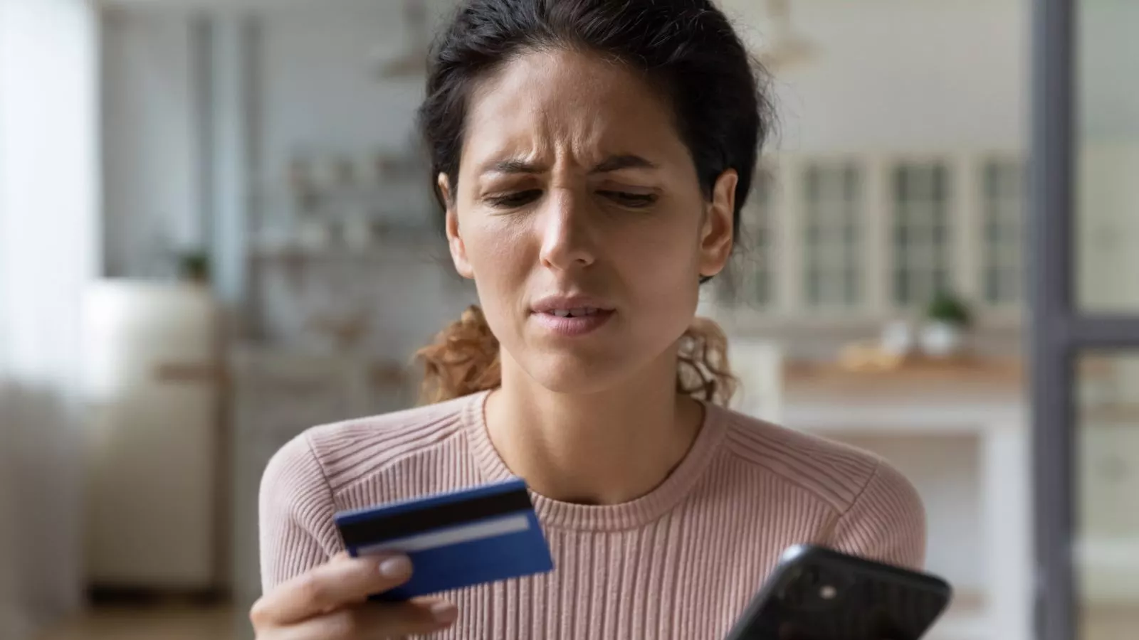 Mujer realizando una compra online con expresión decepcionada