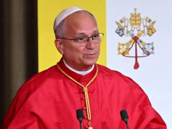 El papa León XIV habla durante la reunión con las autoridades, la sociedad civil y el cuerpo diplomático en el Palacio del Elíseo, París, Francia,