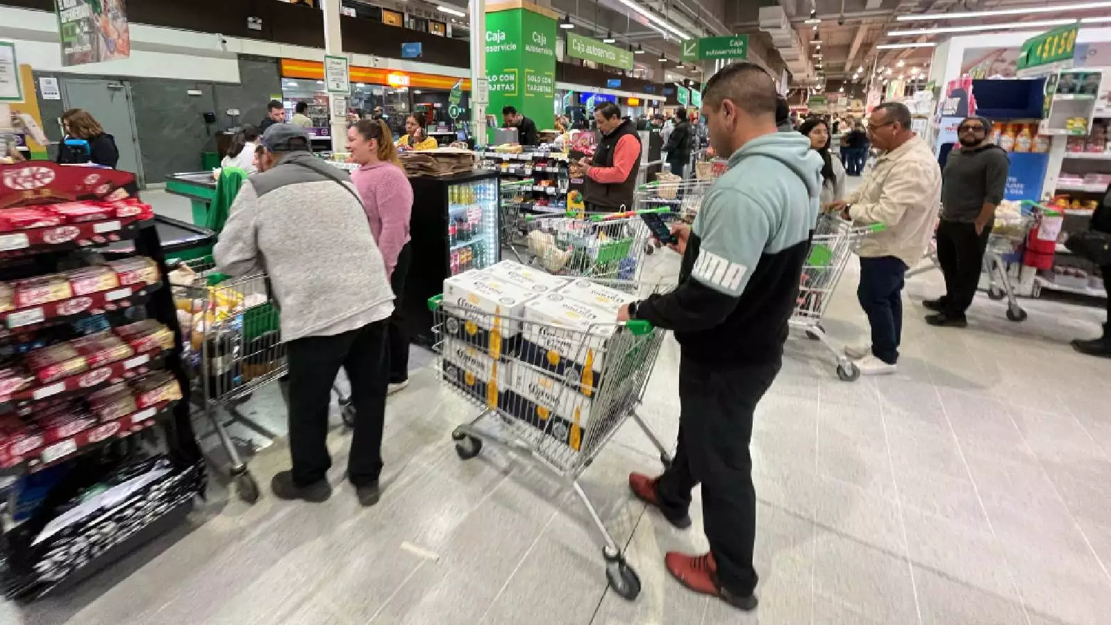 Personas en la fila de un supermercado