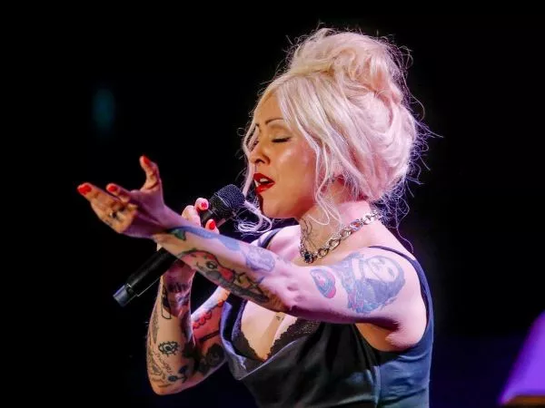 Mon Laferte cantando