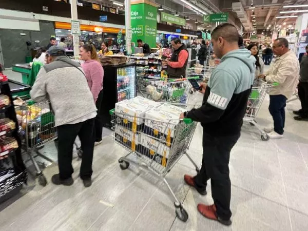 Personas en la fila de un supermercado