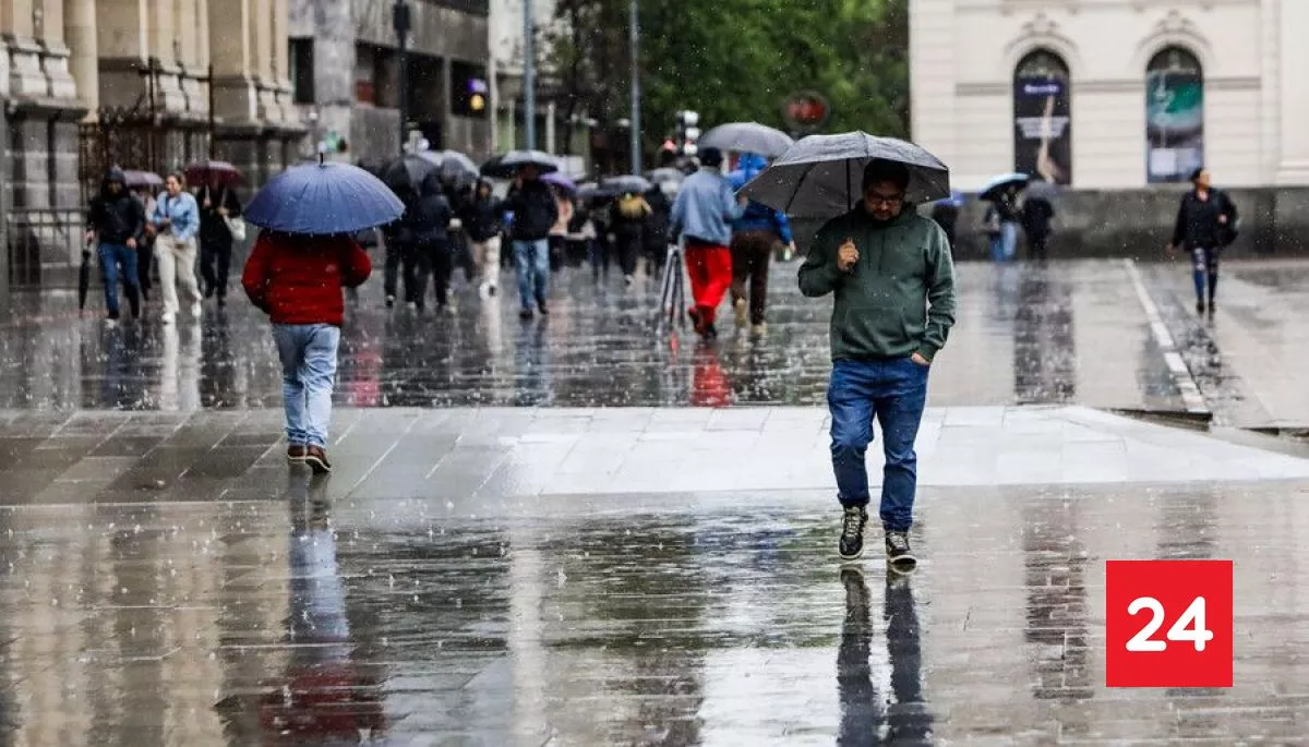 Lluvias intensas y tormentas eléctricas en la RM: Diez comunas activan medidas preventivas ante sistema frontal