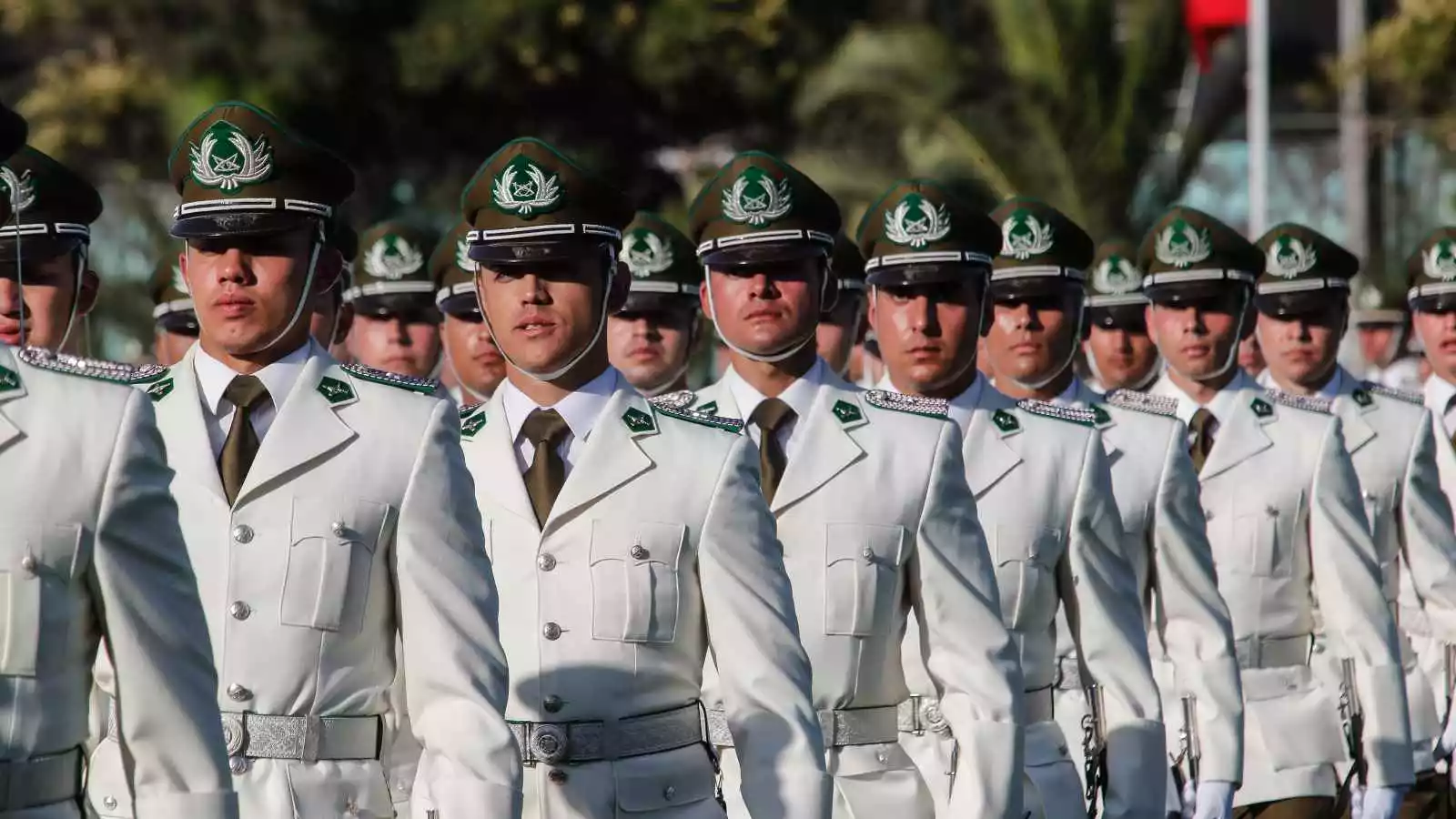 Aspirantes a Carabineros egresando de la Escuela de Oficiales