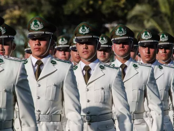 Aspirantes a Carabineros egresando de la Escuela de Oficiales