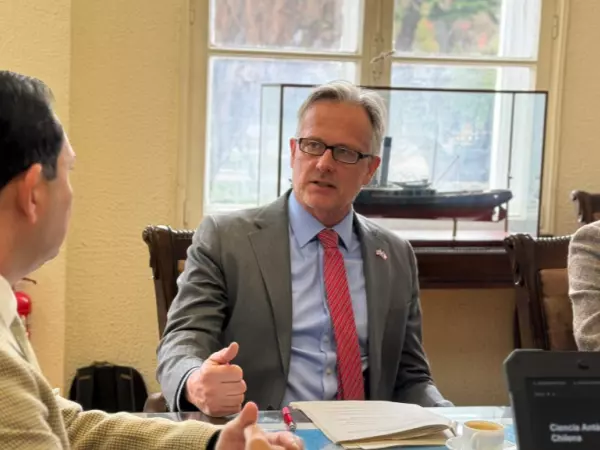 Embajador británico se reúne con alcalde de Punta Arenas en medio de tensión por las Malvinas